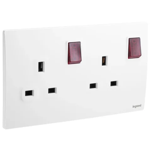 مقبس كهربائي بريطاني ليجراند ماليا سينسز، وحدتان، 2P، 13 أمبير، بمفتاح، مع مؤشر LED، أبيض مطفي — 2 811 19MW